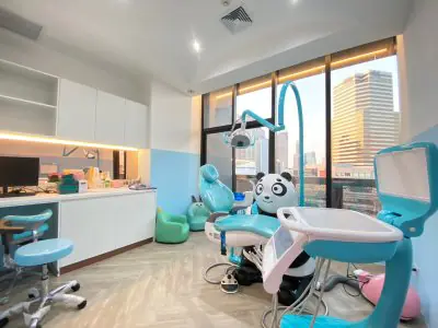 غرفة علاج أسنان للأطفال في About Tooth Dental Clinic مع كرسي على شكل باندا