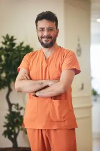 طاقم طبي في OrtoCare Clinic يرتدي زي برتقالي داخل عيادة حديثة