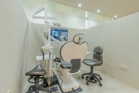 Sala de tratamiento dental moderna en DARUN Dental Clinic con radiografía digital