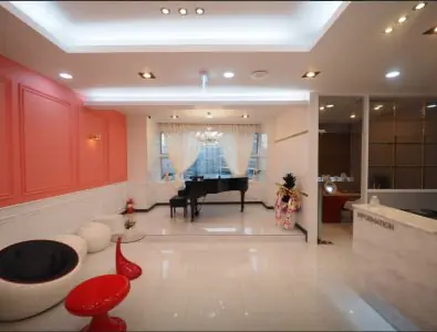 منطقة الاستقبال والانتظار في عيادة DIER Dental Clinic بديكور حديث وبيانو