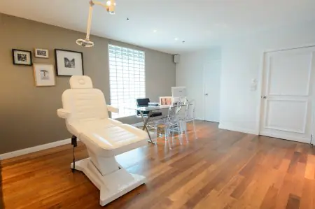 غرفة استشارة مع كرسي طبي حديث في He Clinic بانكوك