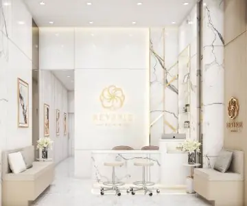 منطقة الاستقبال في عيادة Reverie بتصميم داخلي رخامي عصري وأنيق
