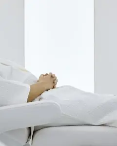 Paciente descansando en silla médica en sala de tratamiento de Menhance Clinic