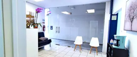 منطقة الانتظار في Quality International Dental Clinic بديكور حديث ومقاعد