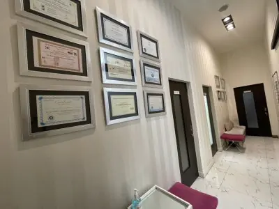 ممر عيادة ECE مع شهادات طبية مؤطرة ومنطقة انتظار