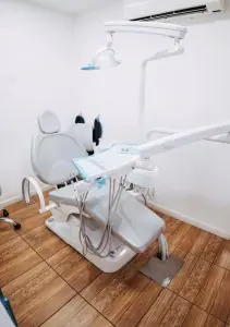غرفة علاج أسنان بمعدات حديثة في عيادة DDS Nilza Márquez Dental Practice