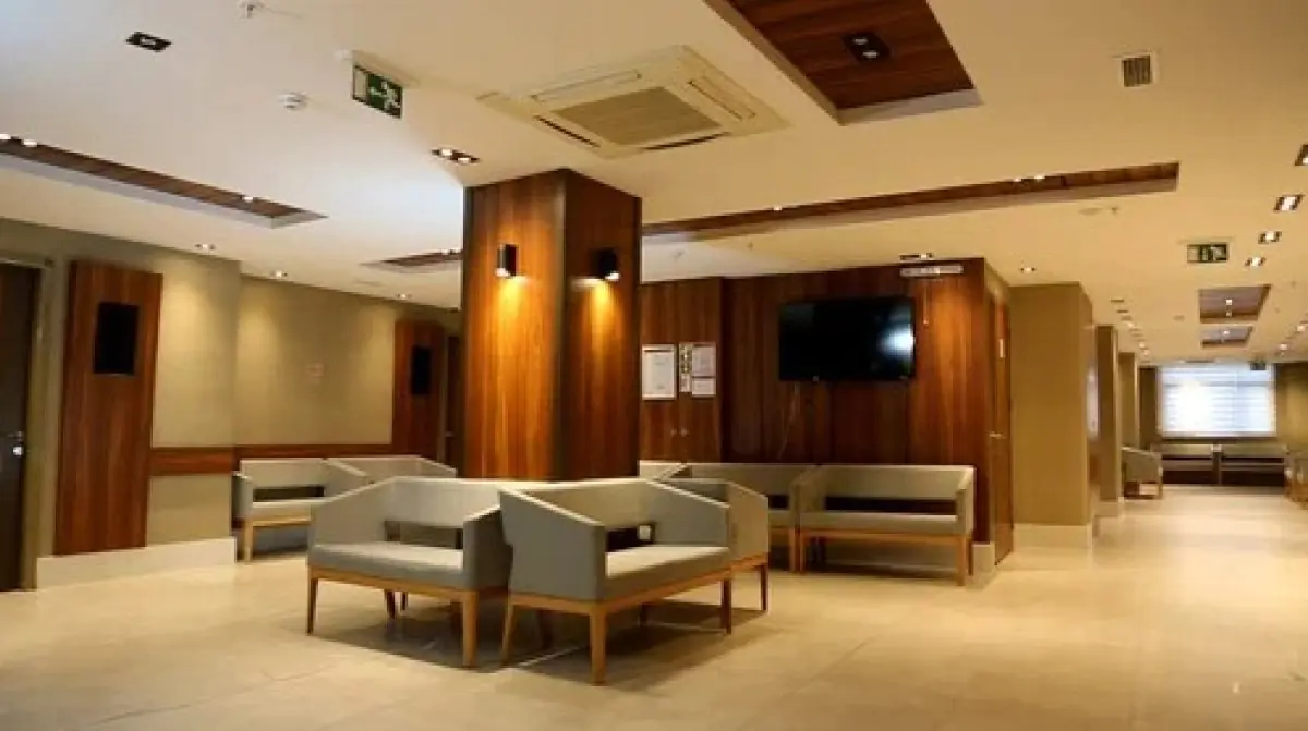 Área de espera moderna en Private Yüzyıl Hospital con asientos cómodos