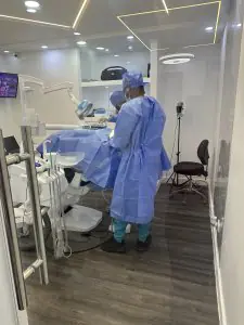 غرفة جراحة الأسنان في عيادة Almont Dental Clinic مع طاقم يرتدي ملابس جراحية