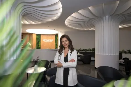 منطقة الاستقبال في Cosmos Clinic & Rehabilitation Center بتصميم حديث وطاقم عمل