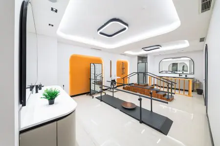 صالة إعادة التأهيل في Cosmos Clinic مزودة بمعدات علاج طبيعي حديثة