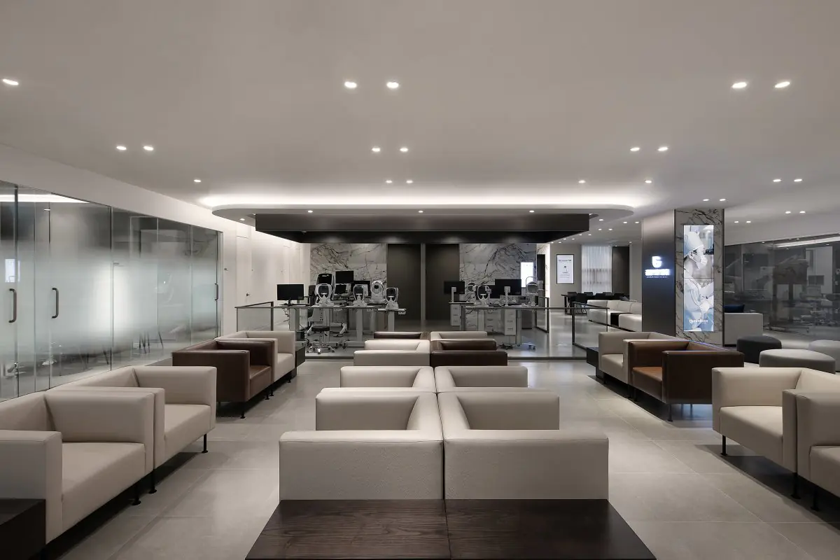 منطقة انتظار حديثة في عيادة GANGNAM BRAND Eye Clinic بمقاعد مريحة في سيول