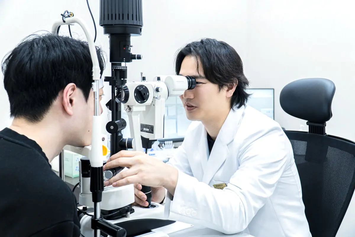 فحص عيون في GANGNAM BRAND Eye Clinic باستخدام أجهزة تشخيص متقدمة
