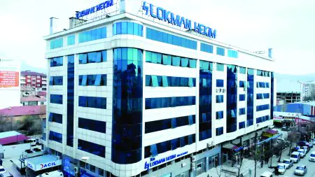 Edificio moderno de la clínica Lokman Hekim Van Hospital en Van, Turquía