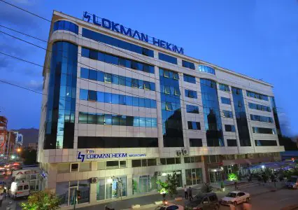 Fachada moderna del edificio de Lokman Hekim Van Hospital en Turquía