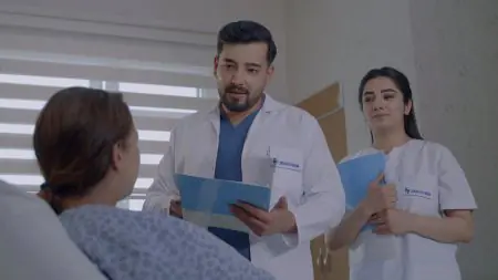 Doctores consultando a paciente en habitación del Lokman Hekim Van Hospital