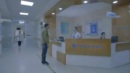 Mostrador de recepción en Lokman Hekim Van Hospital con personal asistiendo al paciente