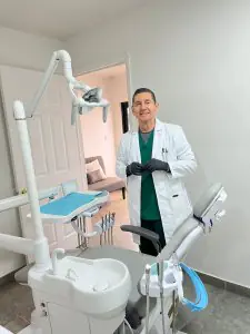 غرفة علاج أسنان بمعدات حديثة في عيادة NEW IDEA DENTAL