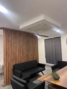 Sala de espera en Prof. Dr. Burhan Mayir Scarless Sleeve Clinic con asientos modernos