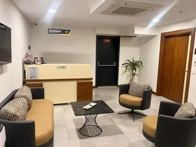Recepción y sala de espera en Prof. Dr. Burhan Mayir Scarless Sleeve Clinic, diseño moderno
