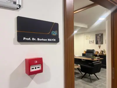 Entrada a la consulta médica en Prof. Dr. Burhan Mayir Scarless Sleeve Clinic