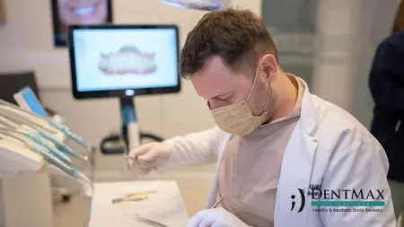 طبيب أسنان يجري إجراء في غرفة طب أسنان حديثة في DentMax Dental Clinic