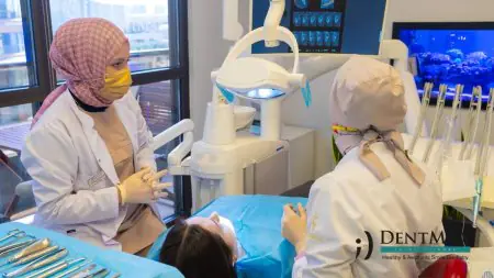 غرفة علاج في عيادة DentMax مع أطباء الأسنان ومعدات حديثة