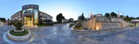 الواجهة الخارجية لعيادة Acibadem في اسطنبول، مبنى حديث ومدخل