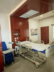 Habitación de paciente con cama moderna en Dr. Enrique Pliego Private Practice