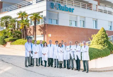 فريق طبي أمام مستشفى روبر إنترناسيونال، واجهة عيادة مدريد