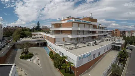 الواجهة الخارجية لمستشفى Ruber Internacional في مدريد، منشأة طبية حديثة
