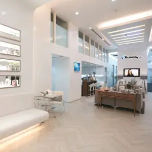 Recepción y sala de espera moderna en Harmony Life Center