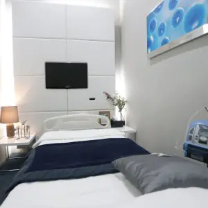 Habitación de paciente en Harmony Life Center con equipo médico moderno