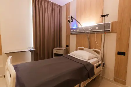 غرفة مرضى في Yurchenko Plastic Surgery Team كييف بسرير مستشفى حديث