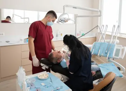 Procedimiento dental en la clínica DenTour Albania con equipo moderno