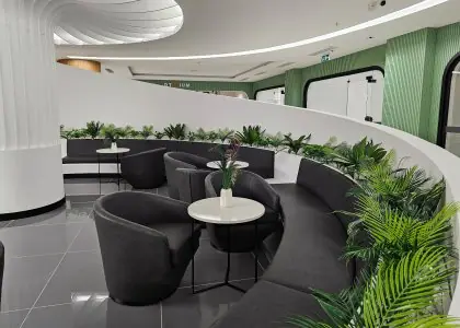 منطقة انتظار حديثة في Cosmos Clinic & Rehabilitation Center بمقاعد مريحة