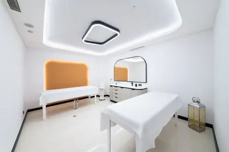 غرفة علاج حديثة في Cosmos Clinic & Rehabilitation Center بسريرين