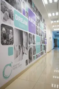 ممر في Advanced Fertility Center Cancun مع جدار صور أطفال ملهم