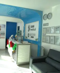 Área de recepción en Giostar Stem Cell Therapy Los Algodones Clinic con decoración moderna
