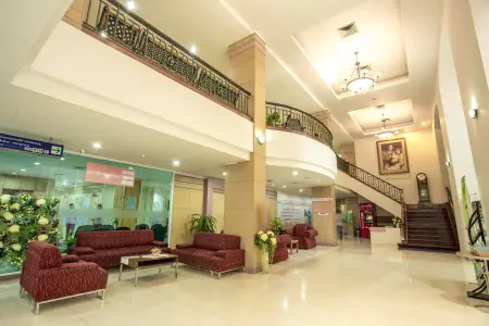منطقة استقبال وانتظار واسعة في مركز B.Care الطبي، بانكوك