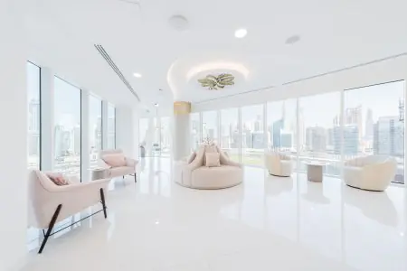 منطقة انتظار عيادة EDEN AESTHETICS بصالة حديثة وإطلالة على المدينة