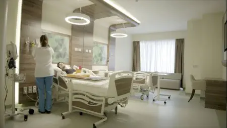 غرفة مرضى في عيادة Professor Dr. Samet Yardımcı بأسرة حديثة