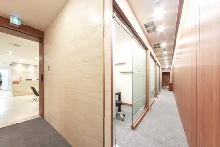 ممر حديث ومنطقة استقبال في عيادة URBAN Plastic Surgery في سيول