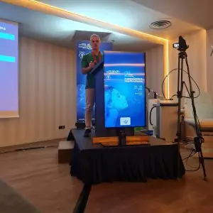 قاعة مؤتمرات في عيادة Endoderma مع تجهيزات عرض طبي