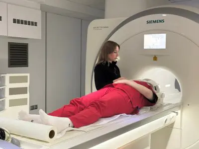 Sala de resonancia magnética en Avicenna International Hospital con escáner Siemens y paciente