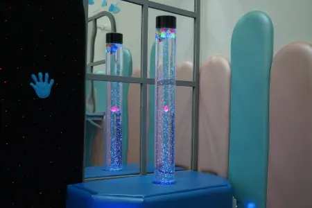 غرفة علاج حسي في عيادة InterRehab NeuroBridge مع أنبوب فقاعات