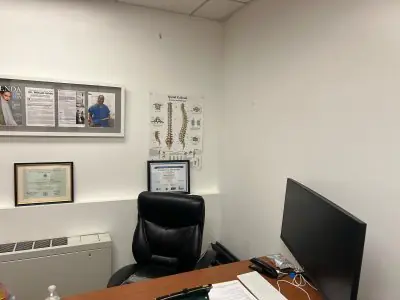 مكتب الطبيب في Stem Cell Specialist NY مع شهادات ولوحة تشريح العمود الفقري