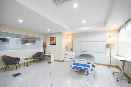 غرفة تعافي المرضى في عيادة The SiB Plastic Surgery بأثاث حديث