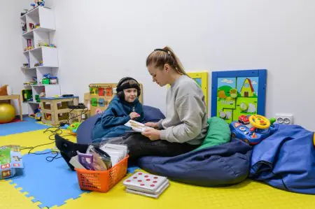 غرفة علاج الأطفال في CSM Clinic مع ألعاب وأنشطة تعليمية للأطفال