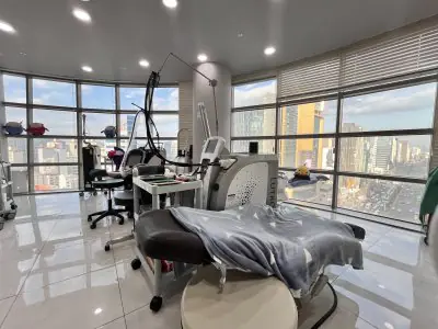 غرفة علاج في عيادة BIOFACE بمعدات طبية حديثة وإطلالة على المدينة