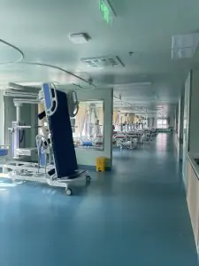 جناح مرضى مع أسرّة حديثة في مستشفى Tianjin Eber Perennial Brain Hospital، الصين